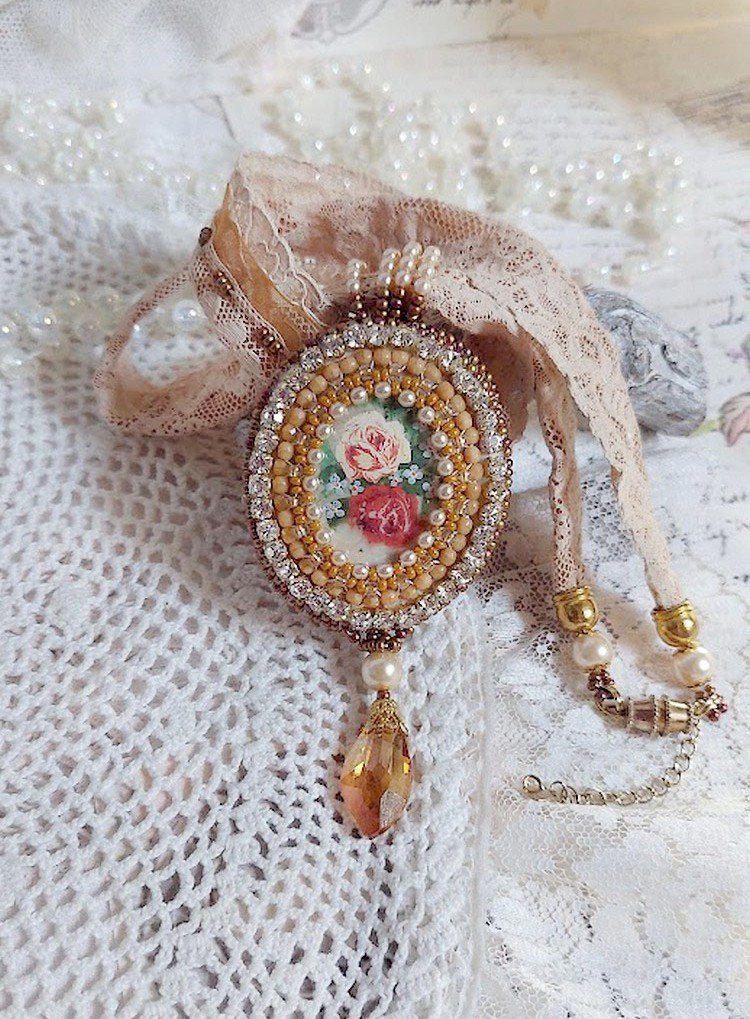 Reflets de Rosée colar pendente, pérolas de pérolas, cristal Swarovski e renda.