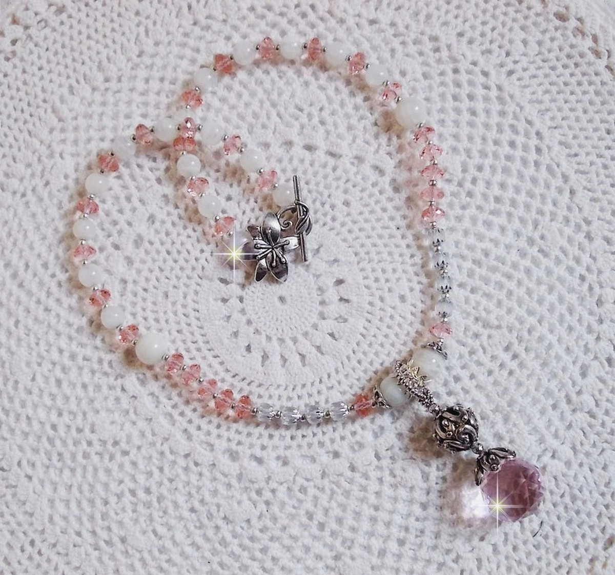 Colar pendente Rosa Irisée bordado com cristais Swarovski, prata 925 e pedras lunares