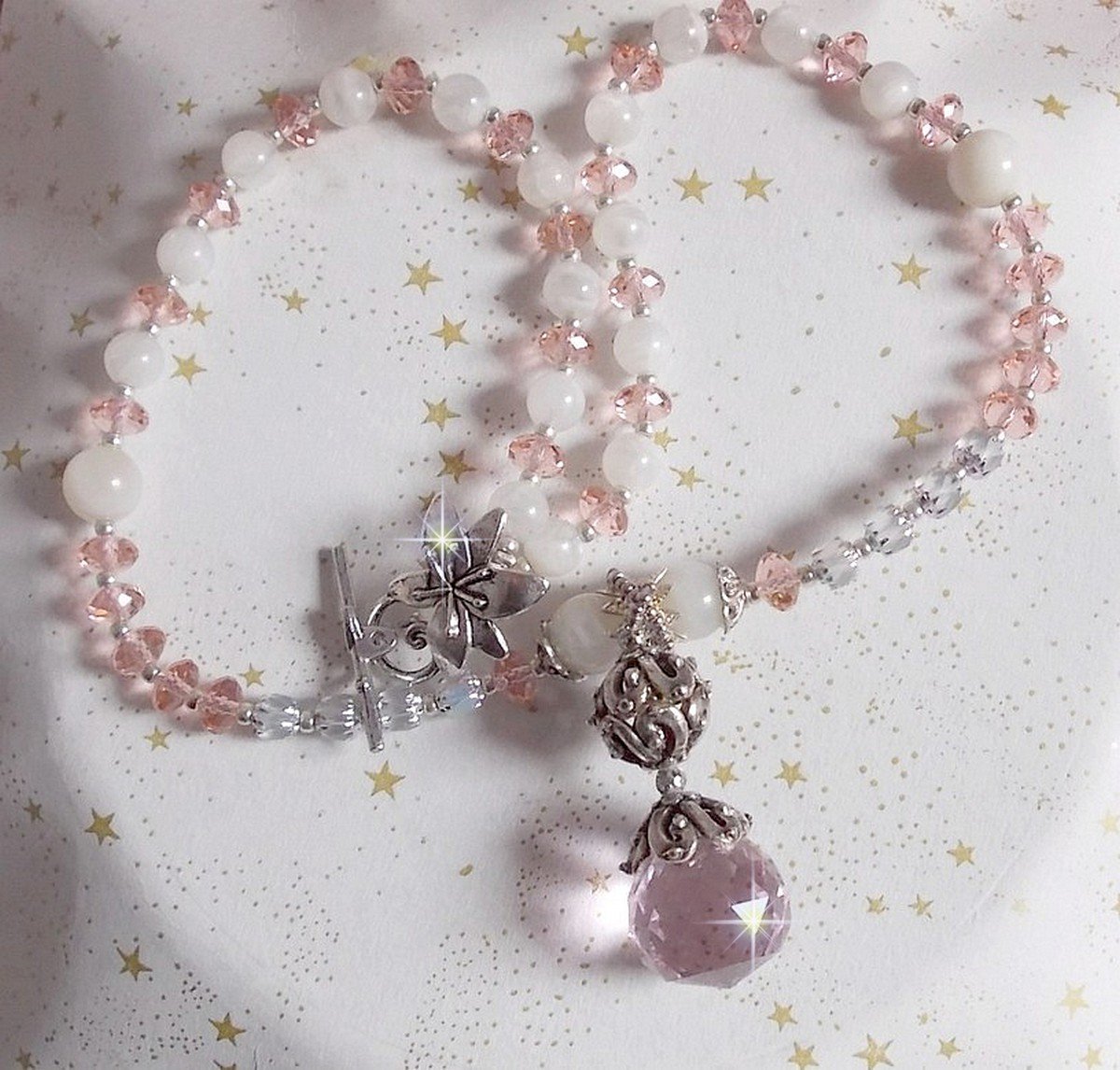 Colar pendente Rosa Irisée bordado com cristais Swarovski, prata 925 e pedras lunares