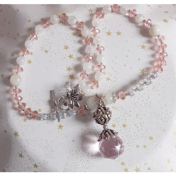 Colar pendente Rosa Iris&eacute;e bordado com cristais Swarovski, prata 925 e pedras lunares