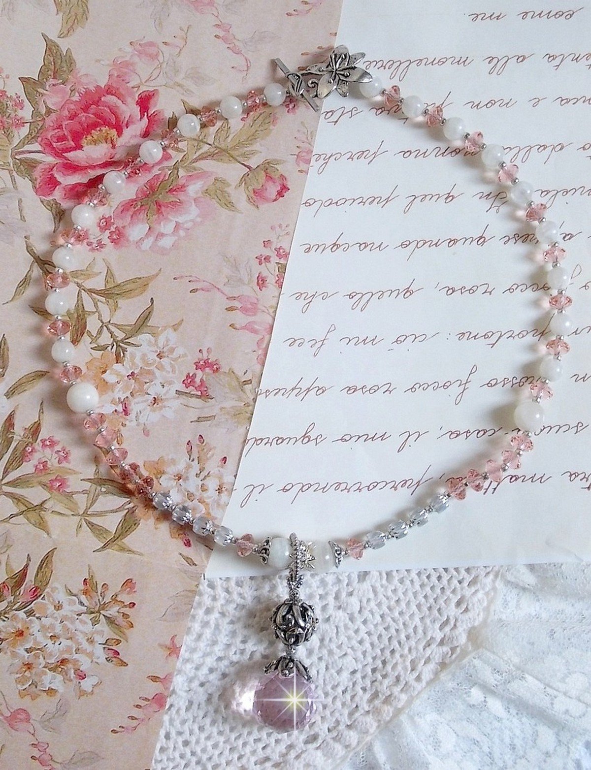 Colar pendente Rosa Irisée bordado com cristais Swarovski, prata 925 e pedras lunares