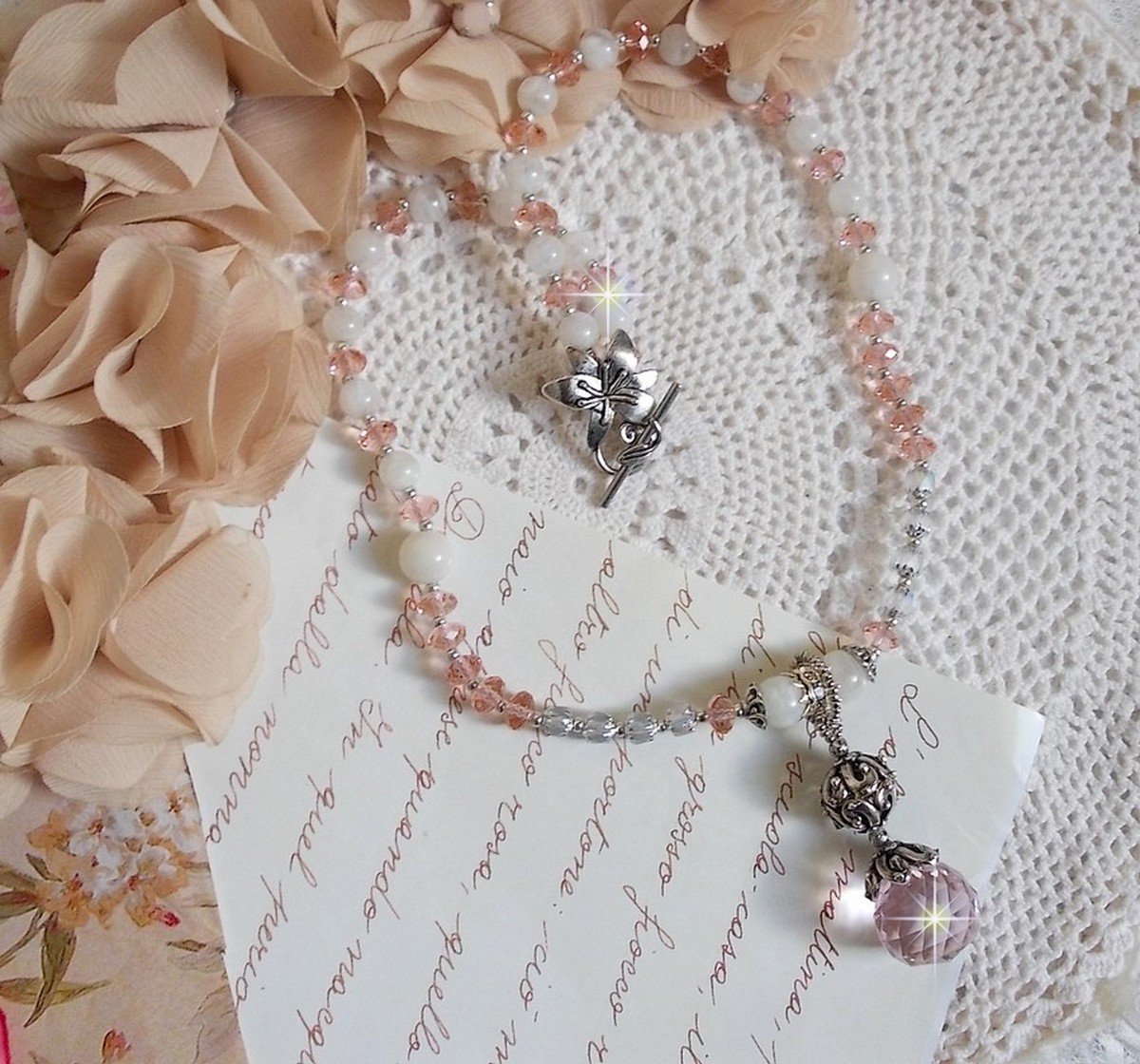 Colar pendente Rosa Irisée bordado com cristais Swarovski, prata 925 e pedras lunares