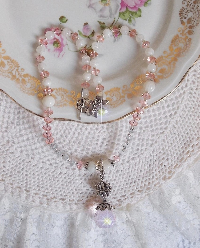 Colar pendente Rosa Irisée bordado com cristais Swarovski, prata 925 e pedras lunares