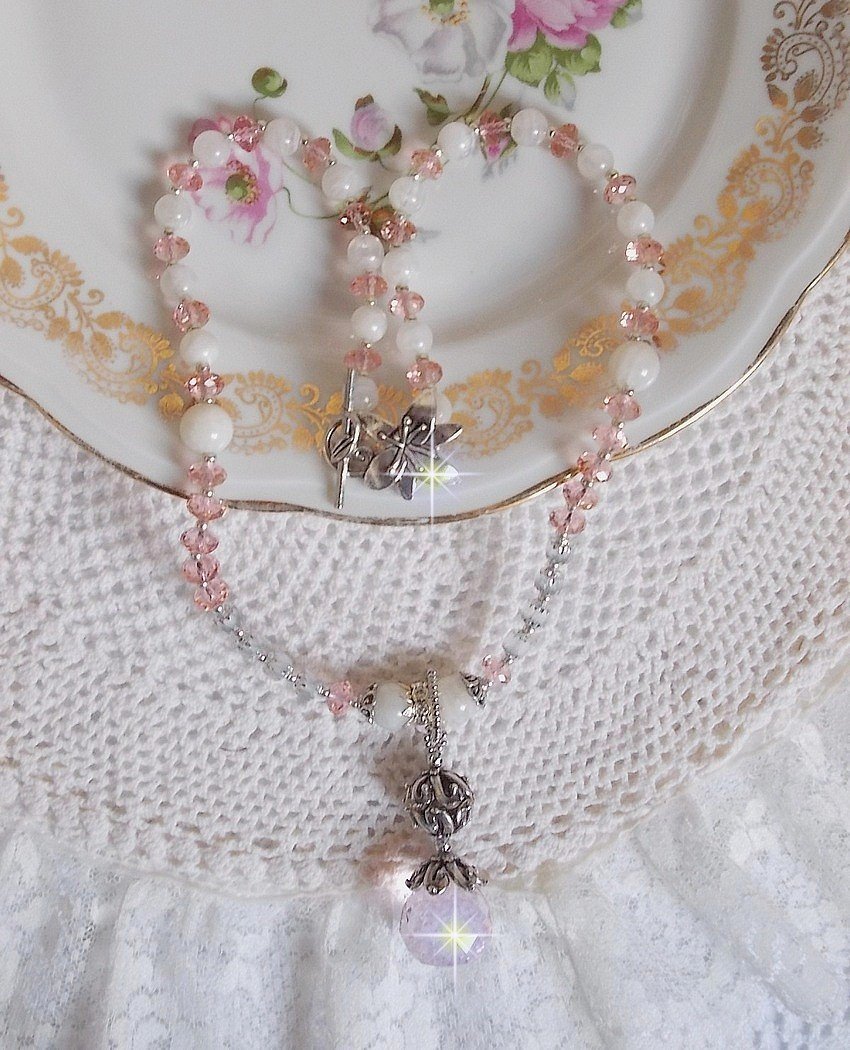 Colar pendente Rosa Irisée bordado com cristais Swarovski, prata 925 e pedras lunares