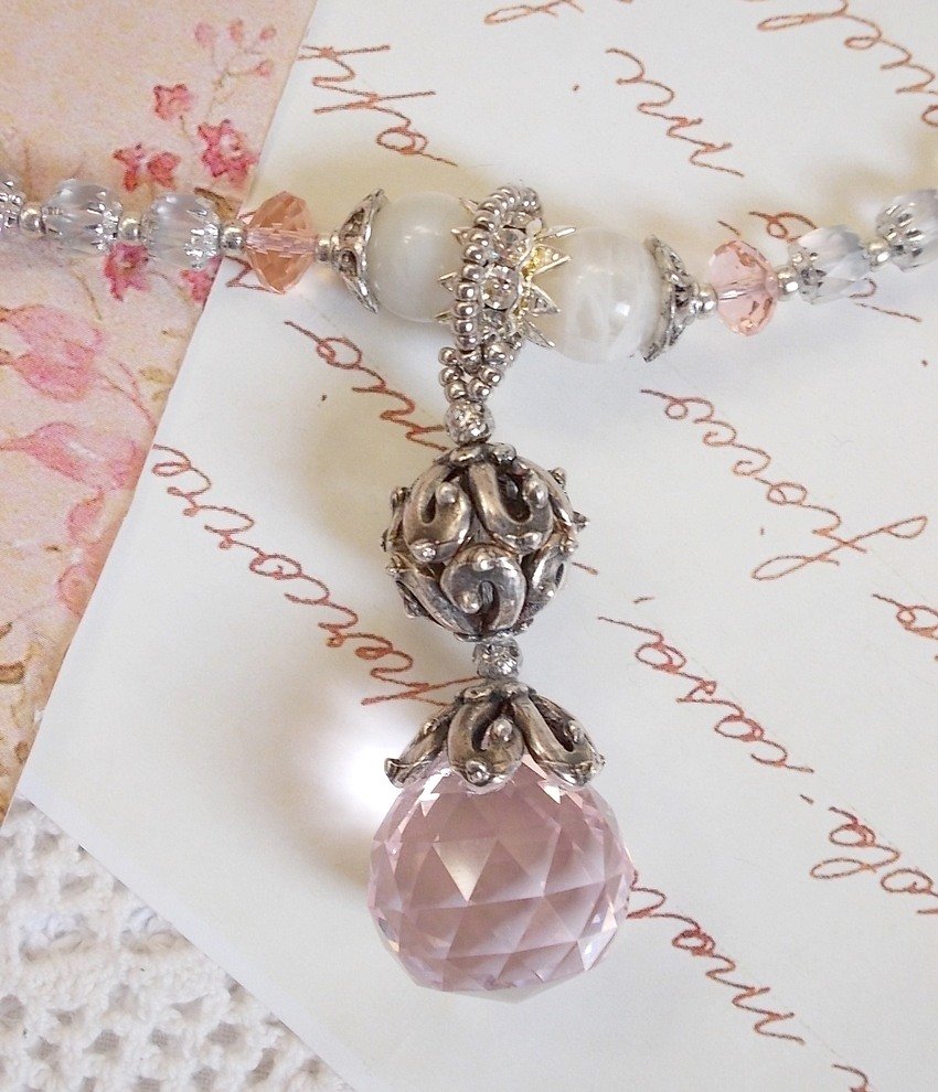 Colar pendente Rosa Irisée bordado com cristais Swarovski, prata 925 e pedras lunares