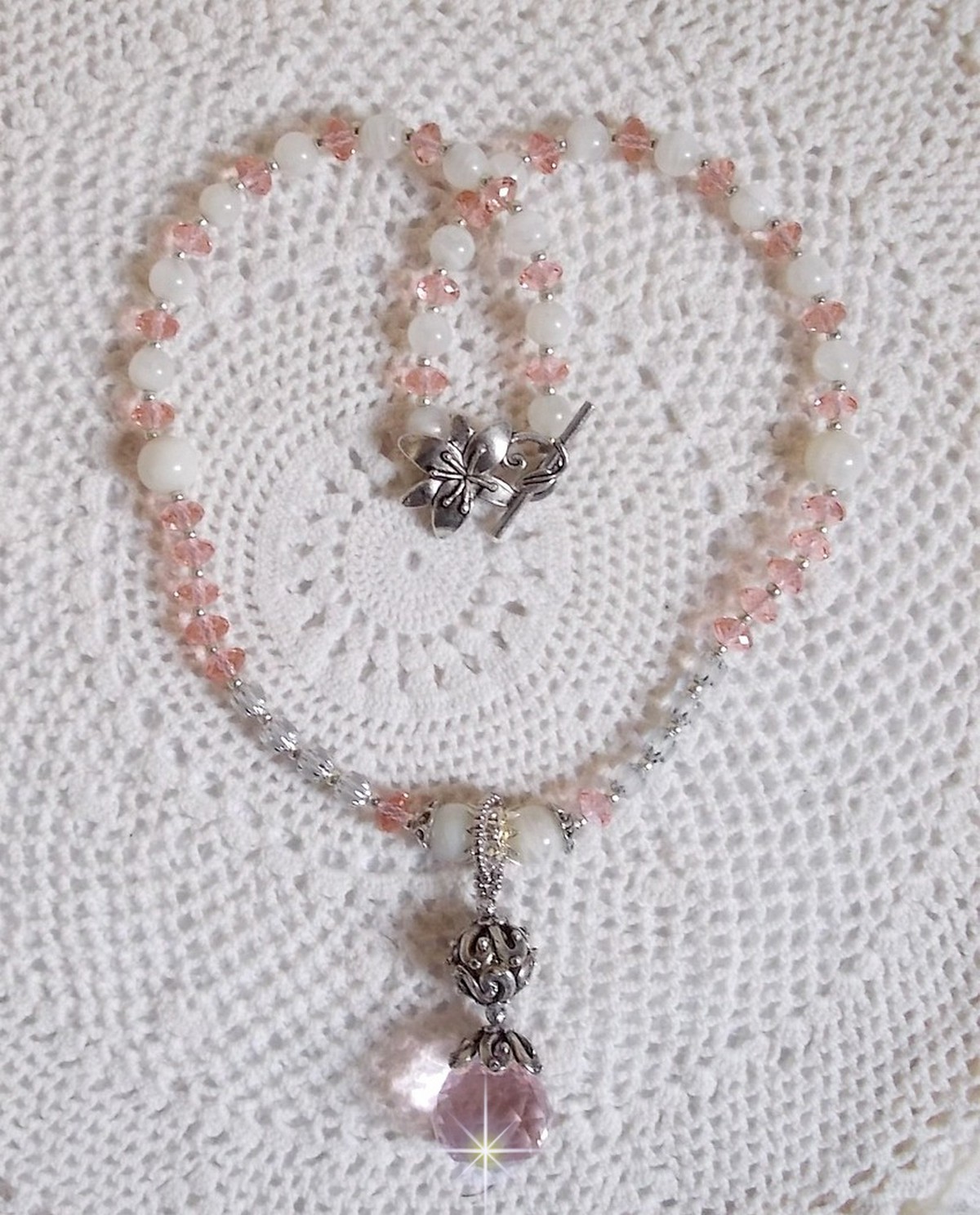 Colar pendente Rosa Irisée bordado com cristais Swarovski, prata 925 e pedras lunares
