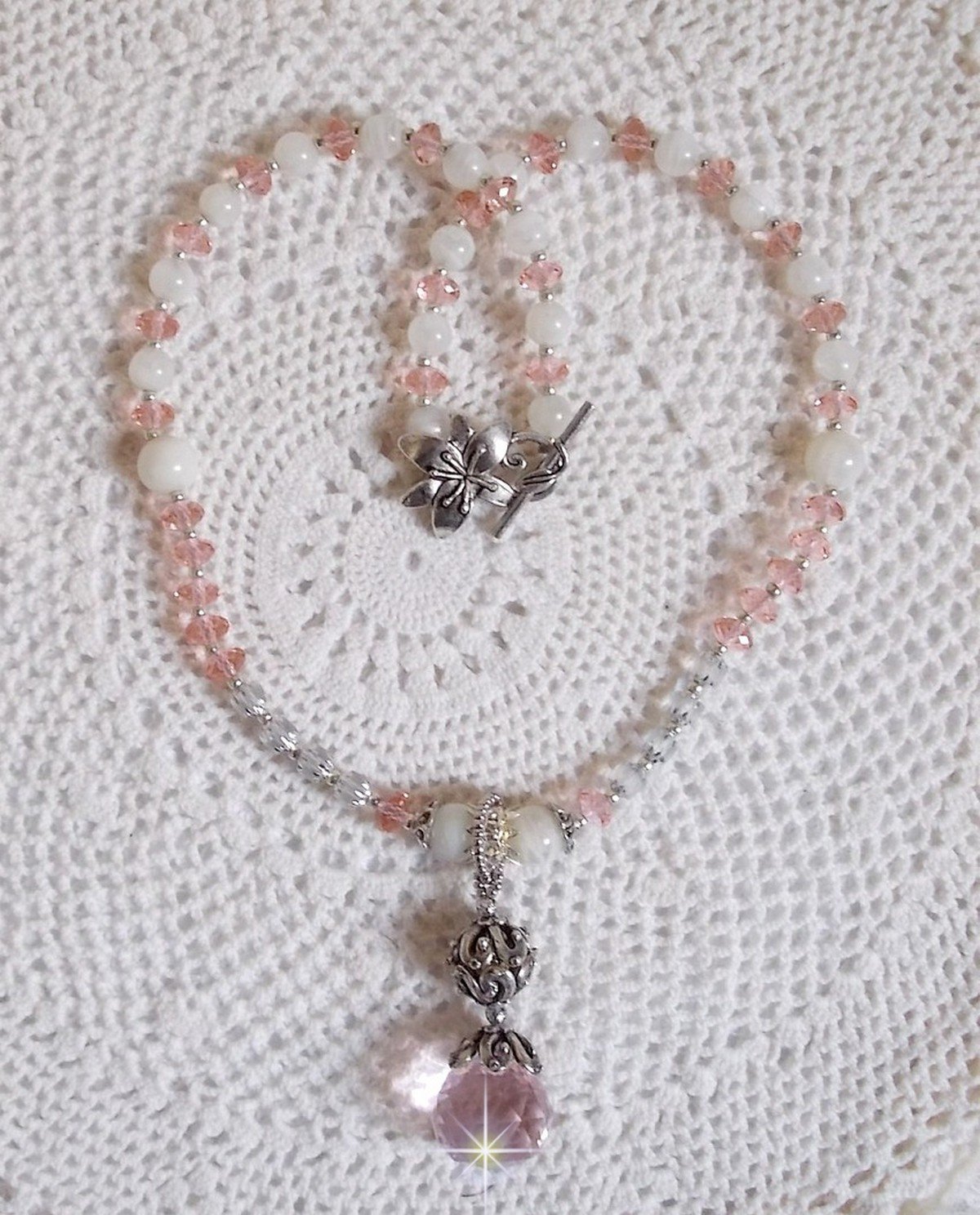 Colar pendente Rosa Irisée bordado com cristais Swarovski, prata 925 e pedras lunares