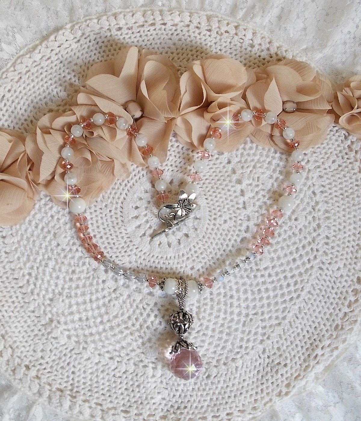 Colar pendente Rosa Iris&eacute;e bordado com cristais Swarovski, prata 925 e pedras lunares