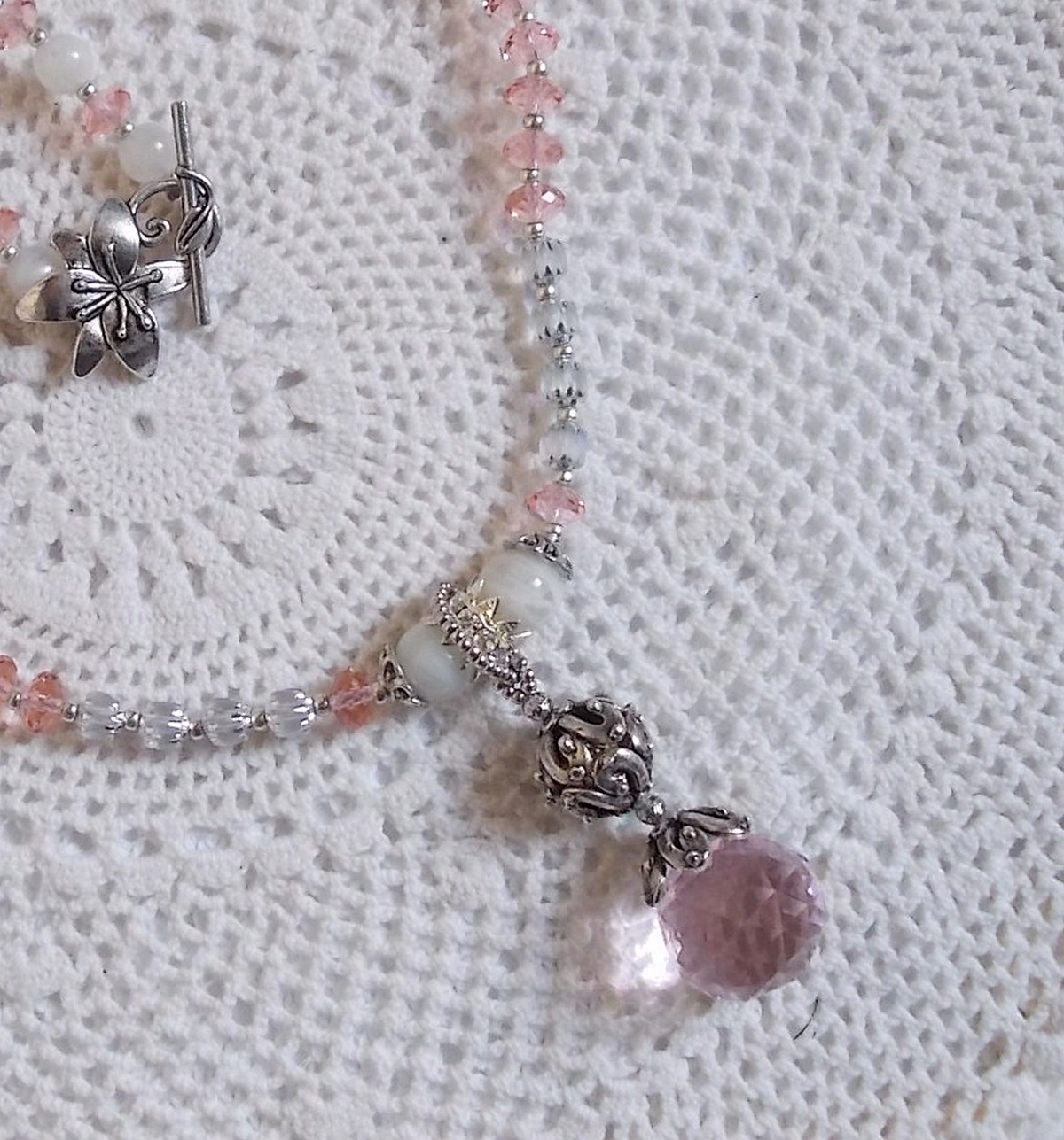 Colar pendente Rosa Irisée bordado com cristais Swarovski, prata 925 e pedras lunares