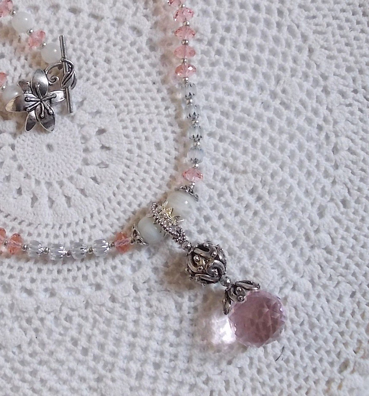 Colar pendente Rosa Irisée bordado com cristais Swarovski, prata 925 e pedras lunares
