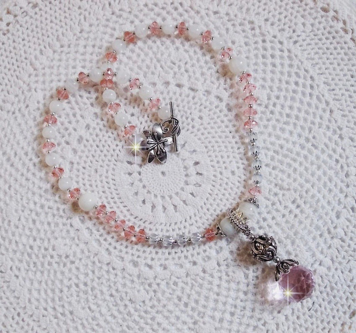 Colar pendente Rosa Irisée bordado com cristais Swarovski, prata 925 e pedras lunares