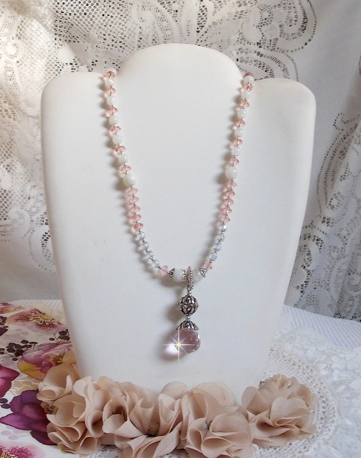 Colar pendente Rosa Irisée bordado com cristais Swarovski, prata 925 e pedras lunares
