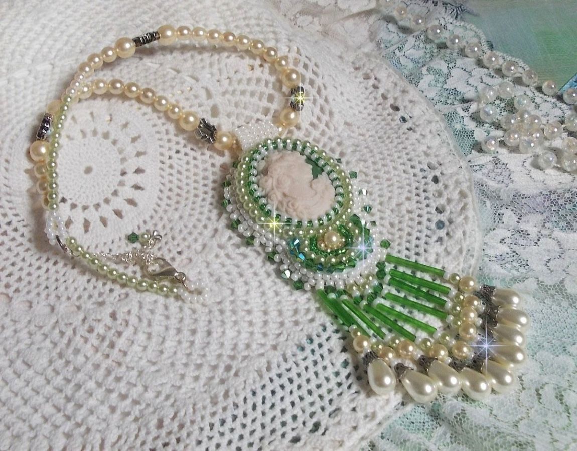 Pingente de sedução bordado com um cabochon de resina de uma mulher com rosas, cristais Swarovski e vários grânulos