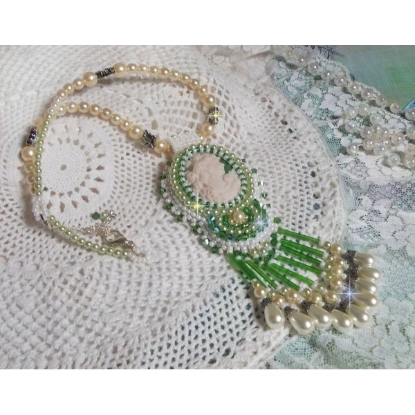 Pingente de sedu&ccedil;&atilde;o bordado com um cabochon de resina de uma mulher com rosas, cristais Swarovski e v&aacute;rios gr&acirc;nulos