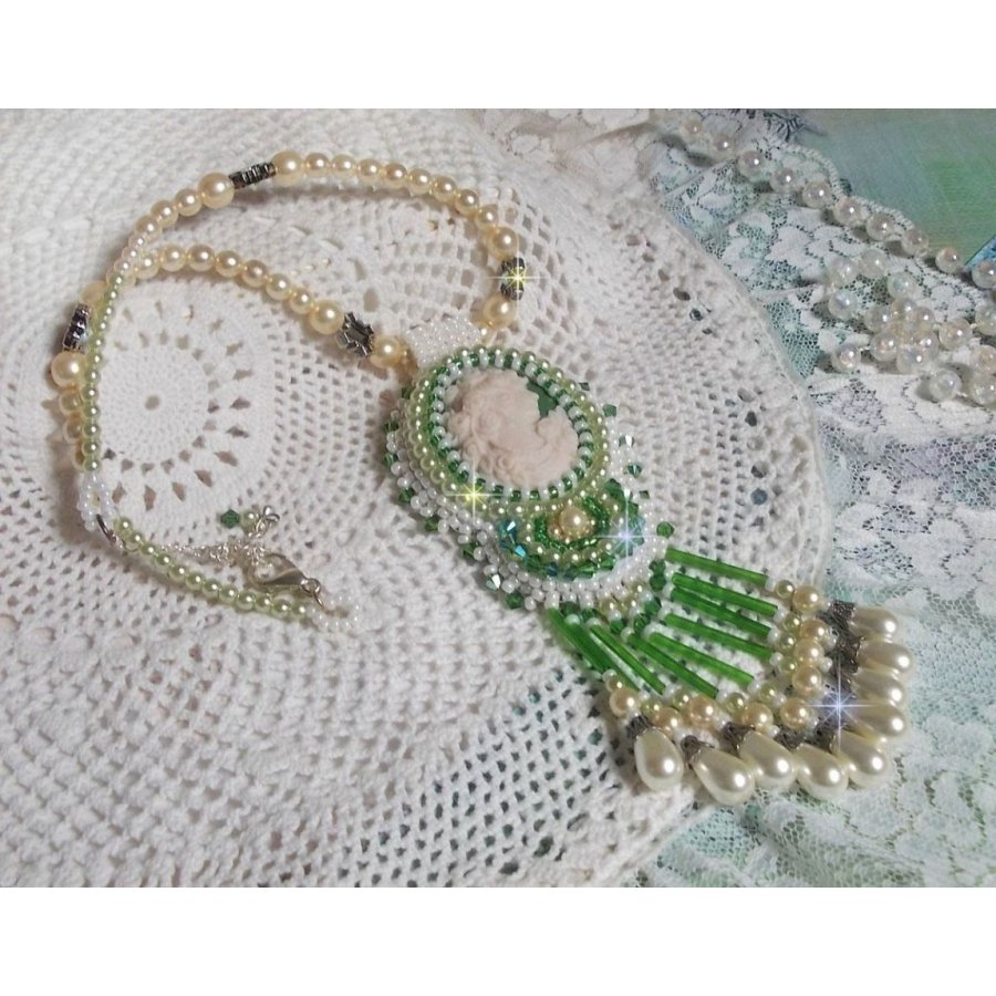 Pingente de sedução bordado com um cabochon de resina de uma mulher com rosas, cristais Swarovski e vários grânulos