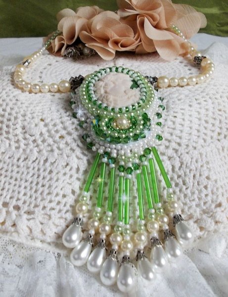 Pingente de sedu&ccedil;&atilde;o bordado com um cabochon de resina de uma mulher com rosas, cristais Swarovski e v&aacute;rios gr&acirc;nulos