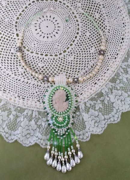 Pingente de sedu&ccedil;&atilde;o bordado com um cabochon de resina de uma mulher com rosas, cristais Swarovski e v&aacute;rios gr&acirc;nulos