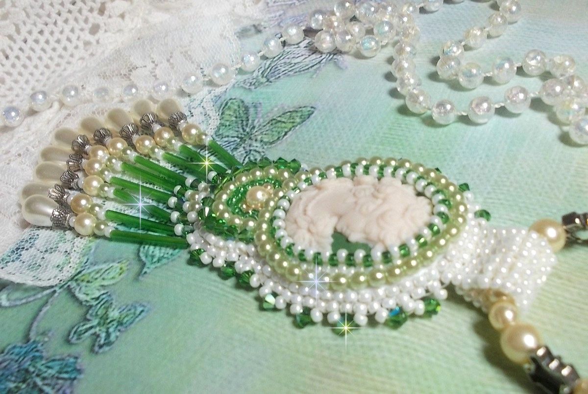 Pingente de sedução bordado com um cabochon de resina de uma mulher com rosas, cristais Swarovski e vários grânulos