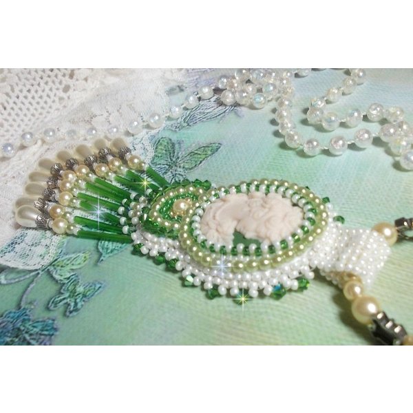 Pingente de sedu&ccedil;&atilde;o bordado com um cabochon de resina de uma mulher com rosas, cristais Swarovski e v&aacute;rios gr&acirc;nulos