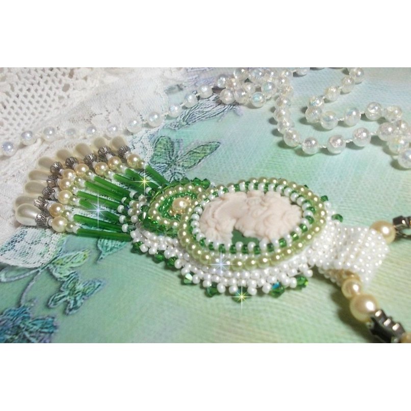 Pingente de sedução bordado com um cabochon de resina de uma mulher com rosas, cristais Swarovski e vários grânulos