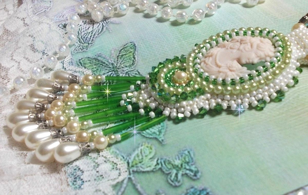 Pingente de sedução bordado com um cabochon de resina de uma mulher com rosas, cristais Swarovski e vários grânulos