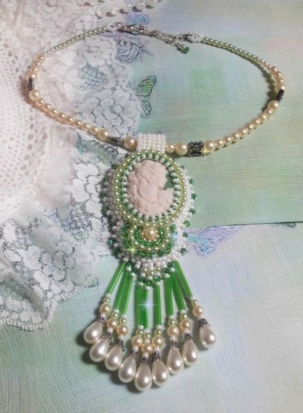 Pingente de sedu&ccedil;&atilde;o bordado com um cabochon de resina de uma mulher com rosas, cristais Swarovski e v&aacute;rios gr&acirc;nulos