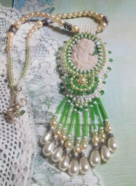 Pingente de sedu&ccedil;&atilde;o bordado com um cabochon de resina de uma mulher com rosas, cristais Swarovski e v&aacute;rios gr&acirc;nulos