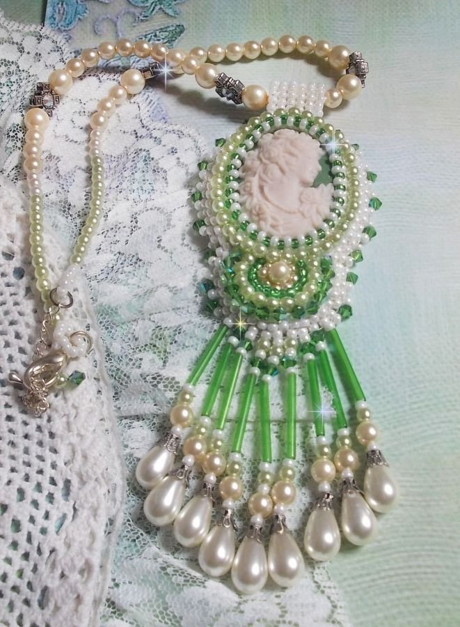 Pingente de sedução bordado com um cabochon de resina de uma mulher com rosas, cristais Swarovski e vários grânulos