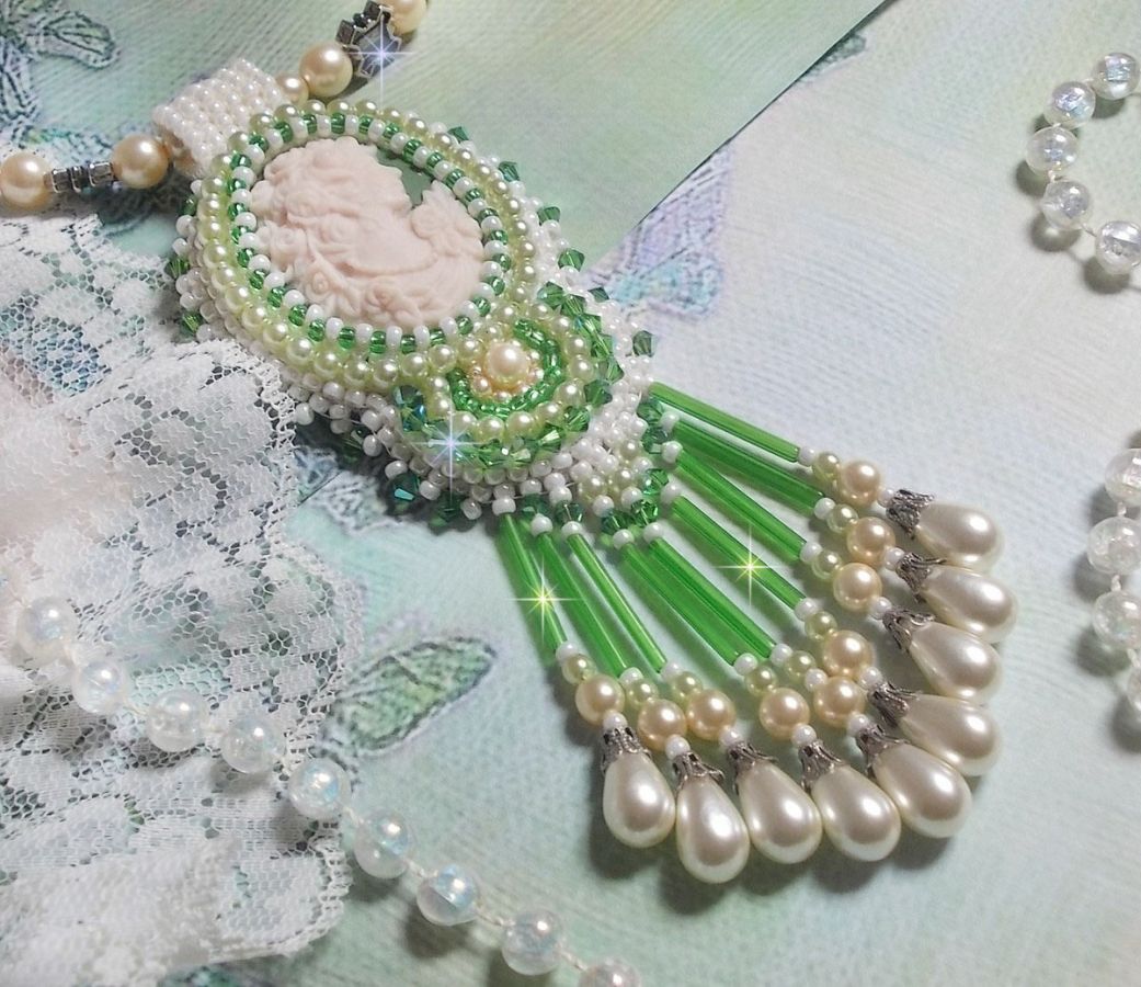 Pingente de sedução bordado com um cabochon de resina de uma mulher com rosas, cristais Swarovski e vários grânulos