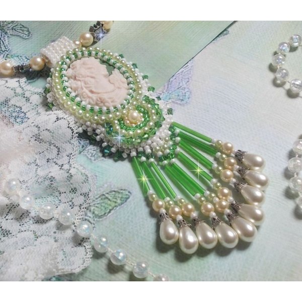 Pingente de sedu&ccedil;&atilde;o bordado com um cabochon de resina de uma mulher com rosas, cristais Swarovski e v&aacute;rios gr&acirc;nulos