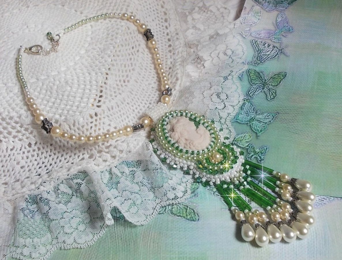 Pingente de sedução bordado com um cabochon de resina de uma mulher com rosas, cristais Swarovski e vários grânulos