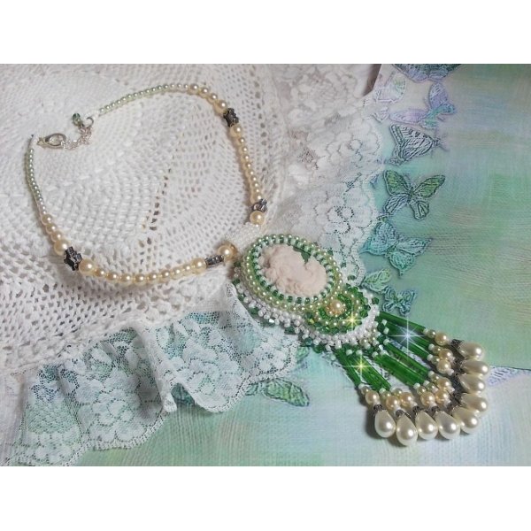 Pingente de sedu&ccedil;&atilde;o bordado com um cabochon de resina de uma mulher com rosas, cristais Swarovski e v&aacute;rios gr&acirc;nulos