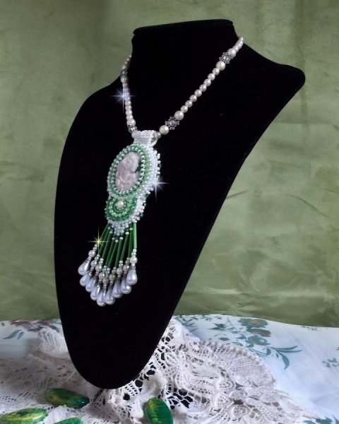 Pingente de sedu&ccedil;&atilde;o bordado com um cabochon de resina de uma mulher com rosas, cristais Swarovski e v&aacute;rios gr&acirc;nulos