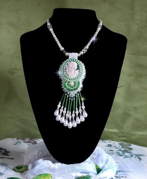 Pingente de sedu&ccedil;&atilde;o bordado com um cabochon de resina de uma mulher com rosas, cristais Swarovski e v&aacute;rios gr&acirc;nulos