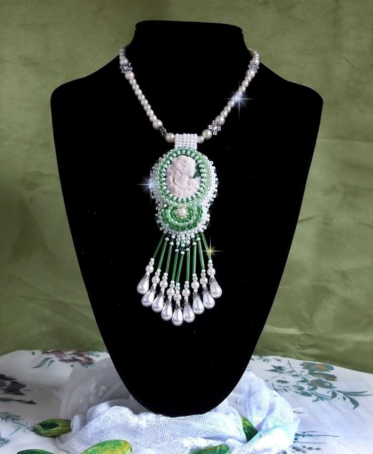 Pingente de sedução bordado com um cabochon de resina de uma mulher com rosas, cristais Swarovski e vários grânulos