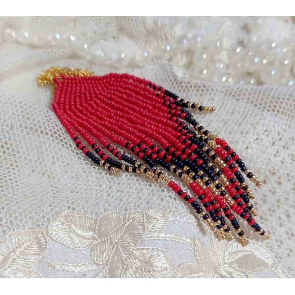 Red Swirls Pendant criado com contas de sementes de qualidade e uma cadeia dourada