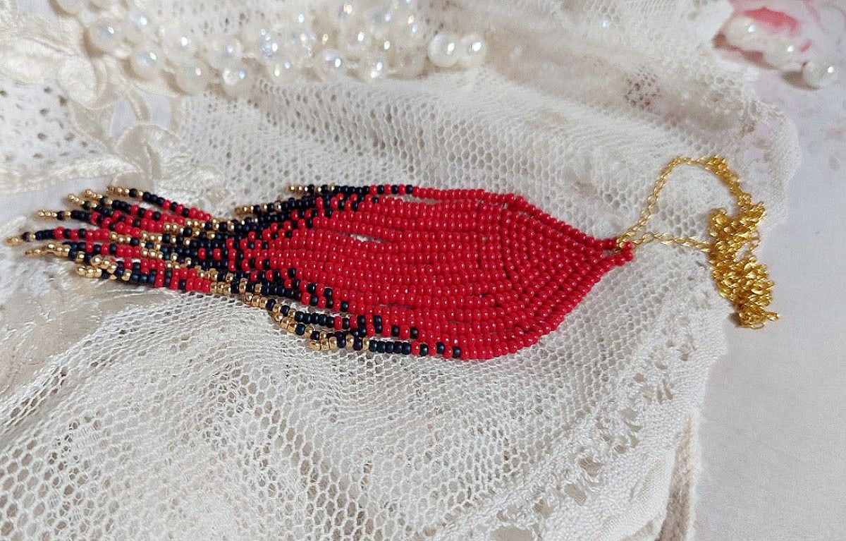 Red Swirls Pendant criado com contas de sementes de qualidade e uma cadeia dourada