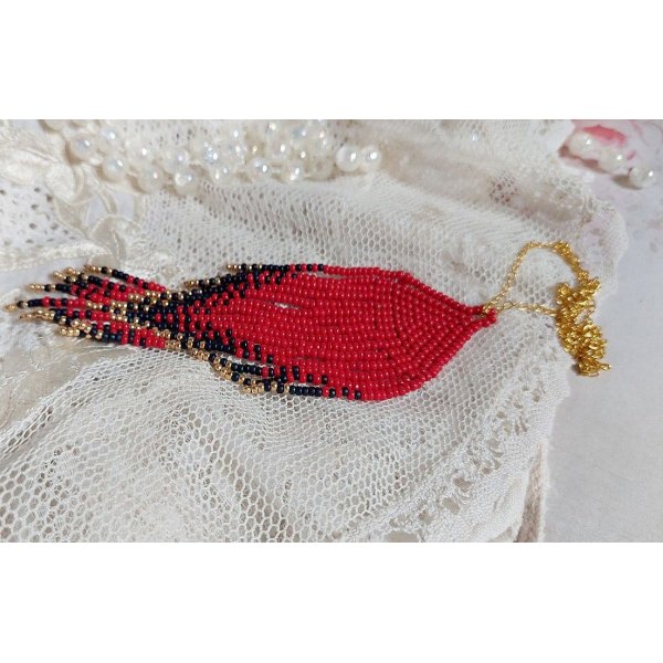 Red Swirls Pendant criado com contas de sementes de qualidade e uma cadeia dourada