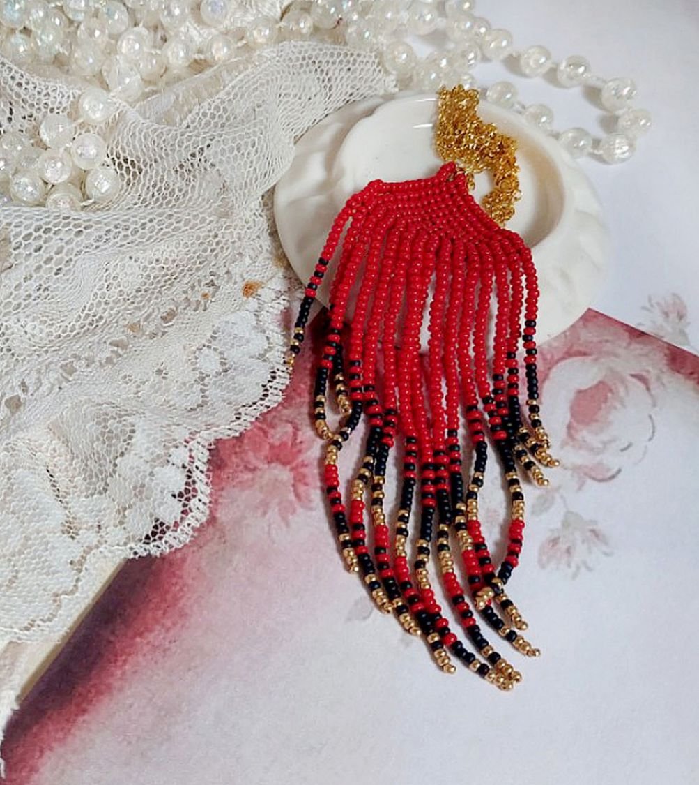 Red Swirls Pendant criado com contas de sementes de qualidade e uma cadeia dourada
