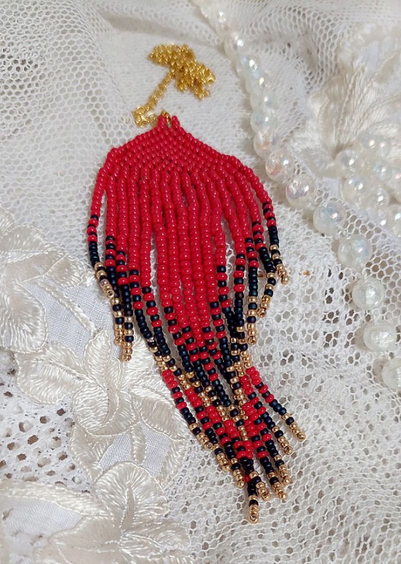 Red Swirls Pendant criado com contas de sementes de qualidade e uma cadeia dourada