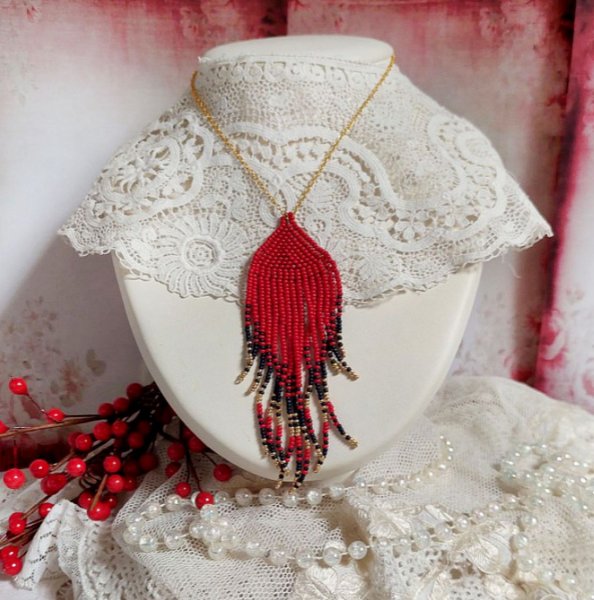 Red Swirls Pendant criado com contas de sementes de qualidade e uma cadeia dourada