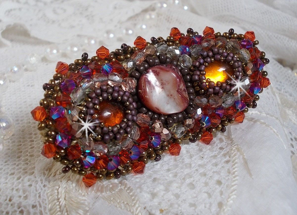 Clipe de cabelo Topaz bordado com um cabochon em mogno madrepérola, cristais Swarovski e missangas de sementes