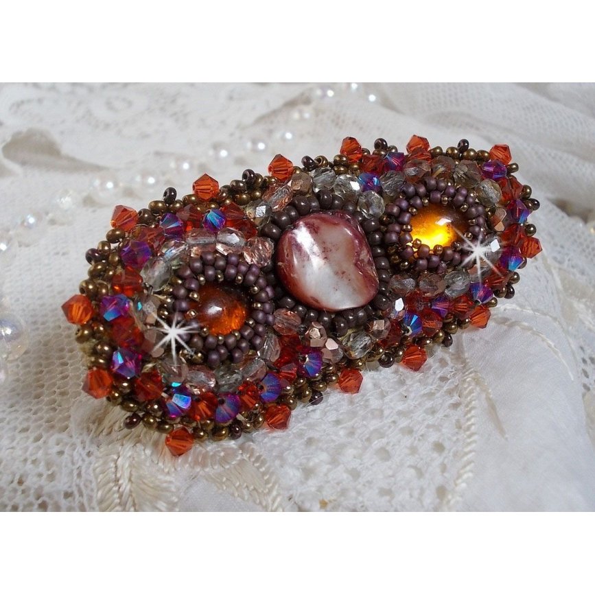 Clipe de cabelo Topaz bordado com um cabochon em mogno madrepérola, cristais Swarovski e missangas de sementes