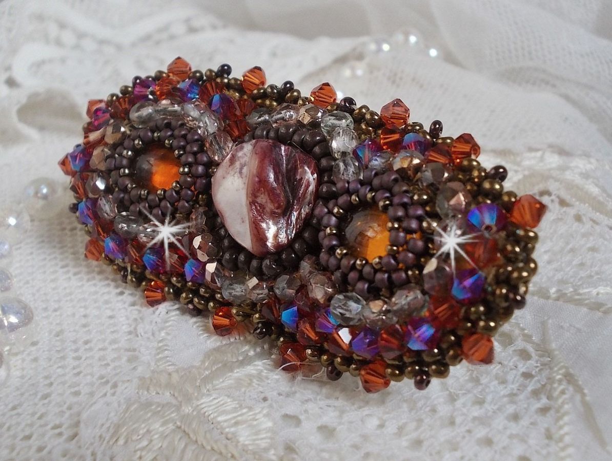 Clipe de cabelo Topaz bordado com um cabochon em mogno madrepérola, cristais Swarovski e missangas de sementes