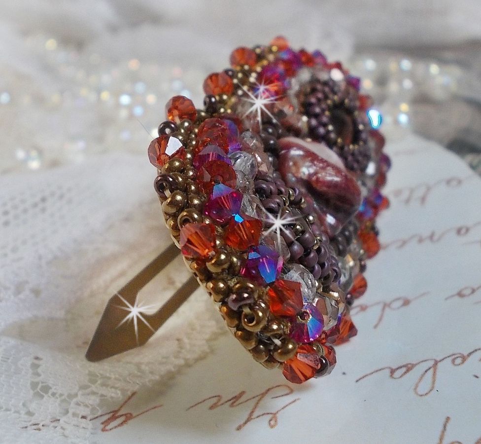 Clipe de cabelo Topaz bordado com um cabochon em mogno madrepérola, cristais Swarovski e missangas de sementes
