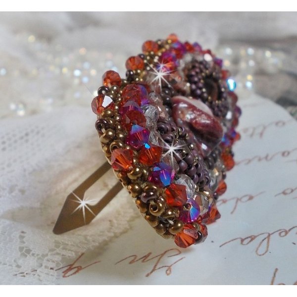 Clipe de cabelo Topaz bordado com um cabochon em mogno madrep&eacute;rola, cristais Swarovski e missangas de sementes