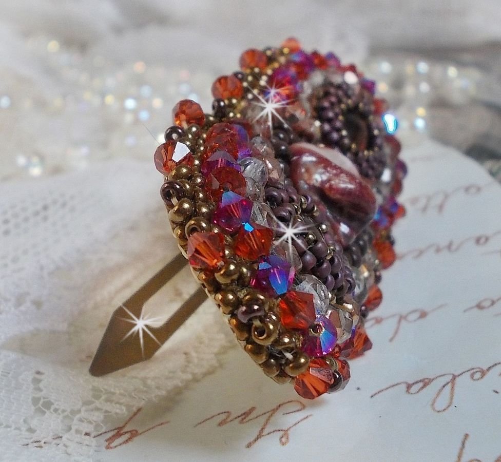 Clipe de cabelo Topaz bordado com um cabochon em mogno madrepérola, cristais Swarovski e missangas de sementes