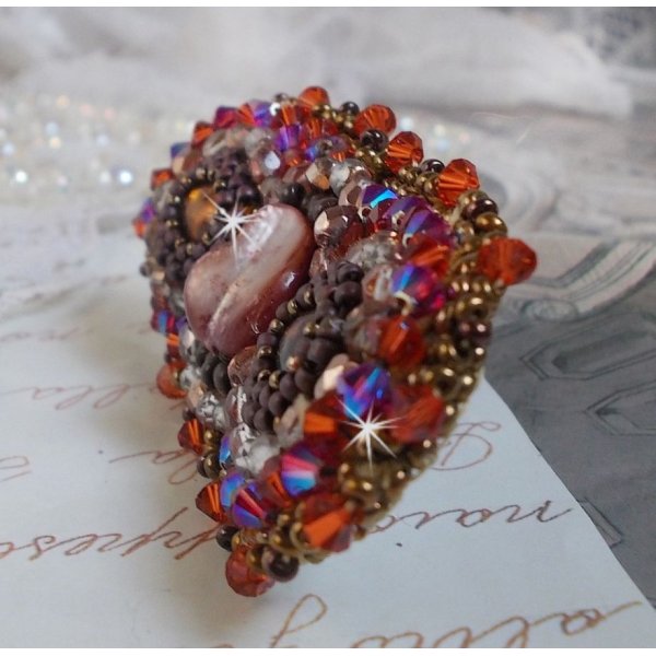 Clipe de cabelo Topaz bordado com um cabochon em mogno madrep&eacute;rola, cristais Swarovski e missangas de sementes