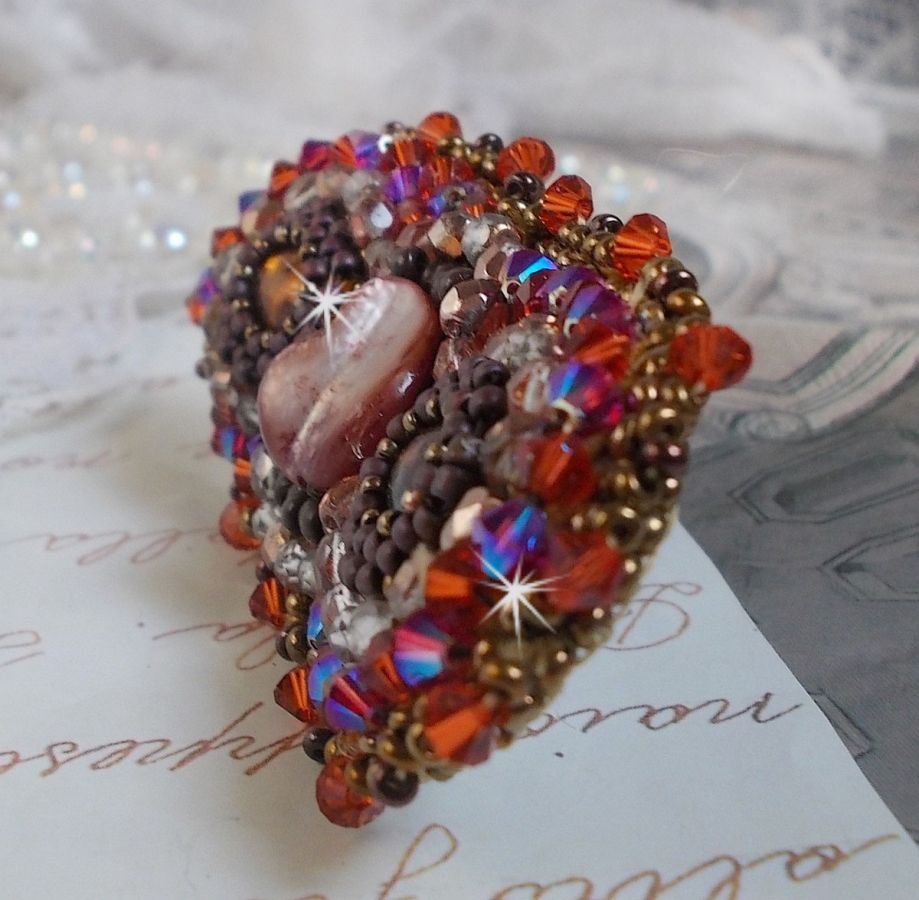 Clipe de cabelo Topaz bordado com um cabochon em mogno madrepérola, cristais Swarovski e missangas de sementes