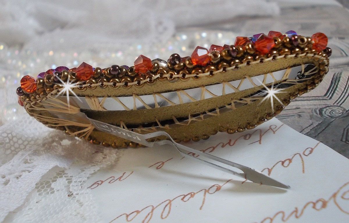 Clipe de cabelo Topaz bordado com um cabochon em mogno madrepérola, cristais Swarovski e missangas de sementes